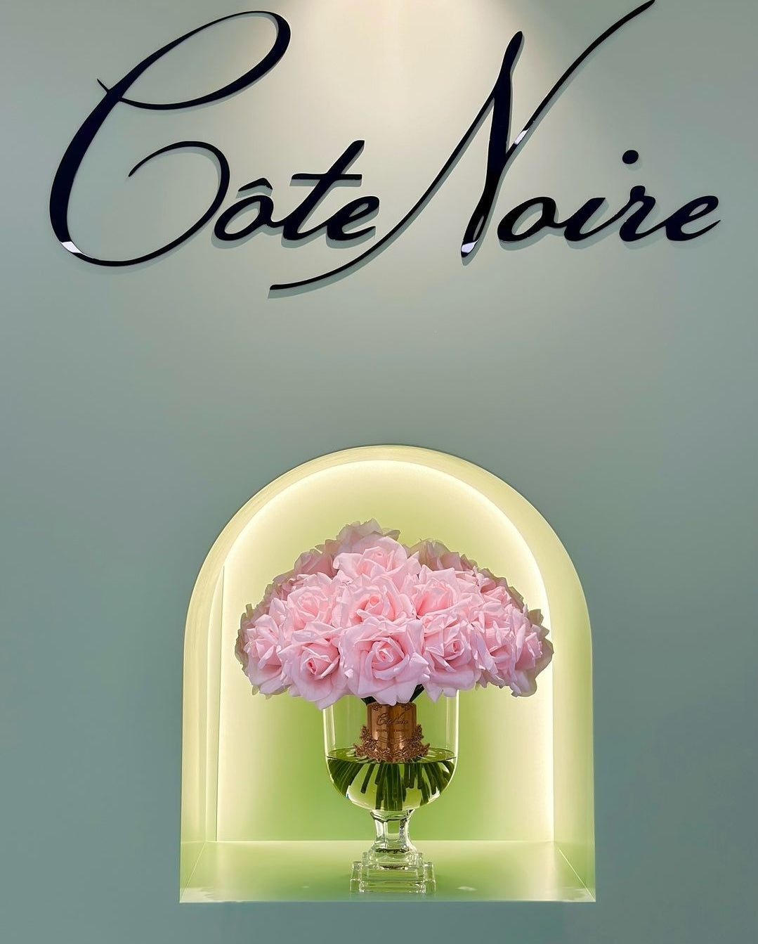Cote Noire Versailles French Rose Bouquet - French Pink with Gold Badge - VRB06