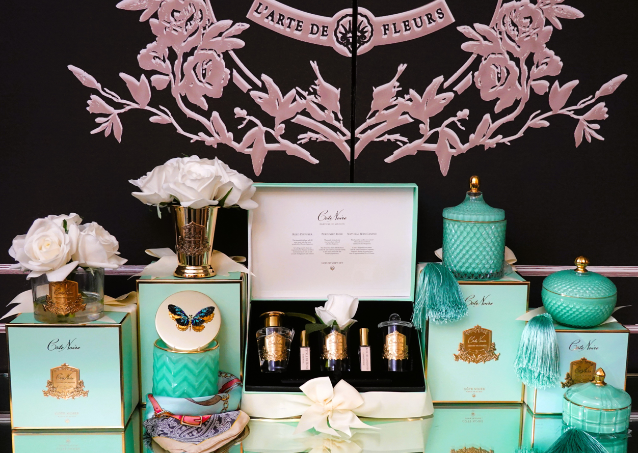 Cote Noire Perfumed Natural Touch 5 Roses - Clear & Gold Badge - Ivory White - GMR92 - Jade Tiffany Box